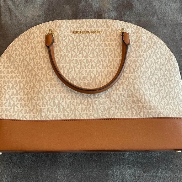 Large Michael Kors Handbag NEVER USED *MINT CONDITION* - Picture 4 of 8